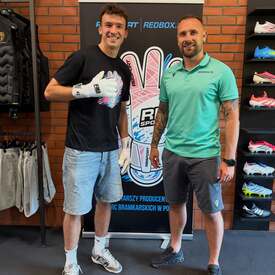 🧤 LEO PRZYBYLAK // WARTA POZNAŃ

Do Teamu RBSPORT dołącza @leo_przybylak , bramkarz i kapitan Warty Poznań.

Leo, witamy na pokładzie i dziękujemy za zaufanie! 🔥⚽